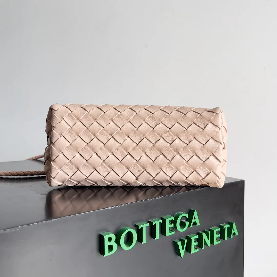 The 2023 new Andiamo batch of 1860 BV has been shipped‼ ️Really popular🔥The new Andiamo woven handbag launched by Bottega Veneta this season is really popular all over the world! ! Celebrities at home and abroad have worn it, and Oscar-winning actress Michelle Yeoh has taken it out on the street. Song Jia, Trai Yara, Yu Feihong, Sanji Ayaka, Rosie Hunting-Whiteley, Yoshioka Riho, etc. have all picked up this bag. It is classic and versatile, showing off its temperament, and the bag capacity is also large, which is very convenient for daily commuting! ! A variety of carrying methods, the shoulder straps can be adjusted by yourself, the original lambskin feels soft and delicate, and the neutral style is made to break gender boundaries and bring a more practical and longer-lasting use experience. Andiamo, which has both elegant and casual styles, perfectly interprets the true appearance of "fashionable old money style". Style number: 743568 Size: 25*22*10.5cm